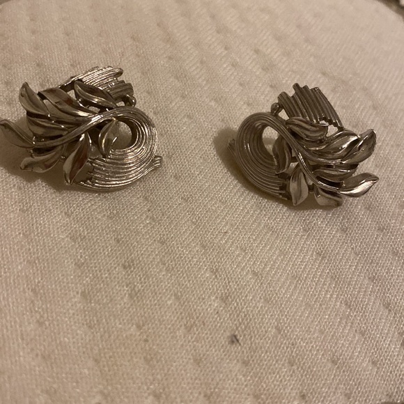 Coro necklace, Trifari earrings PM 1768 - Picture 3 of 7